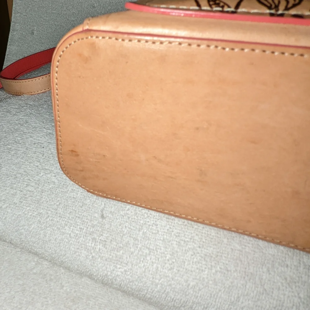 Tannino Cuero leather bag with owl details. Made in Colombia.